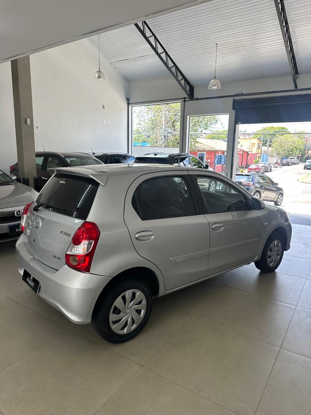 TOYOTA Etios Hatch - Foto