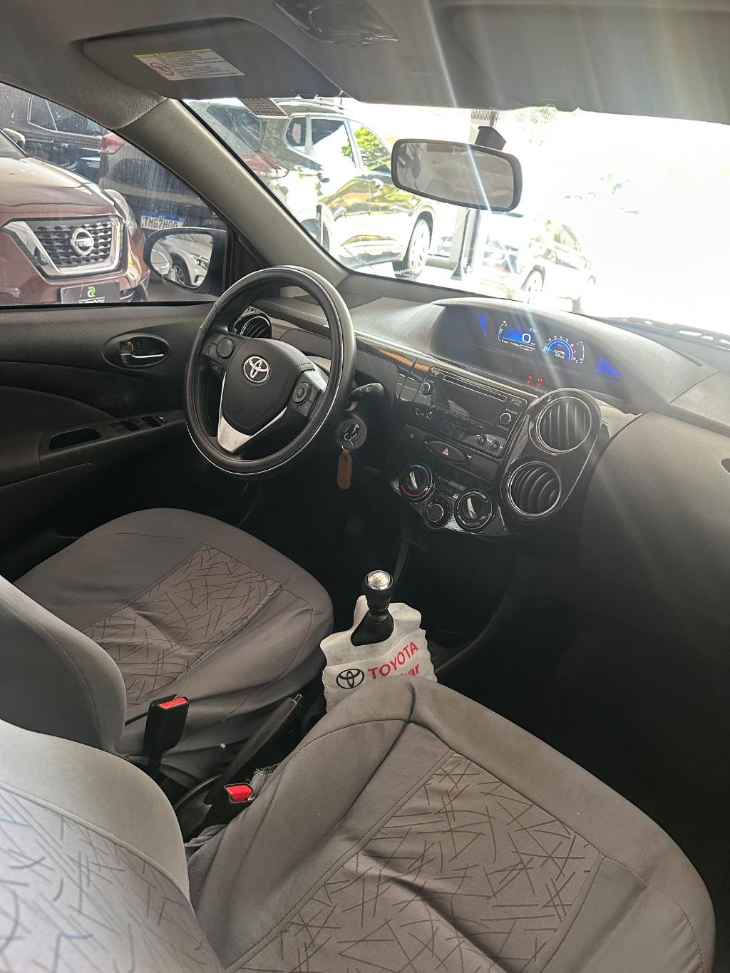 TOYOTA Etios Hatch - Foto
