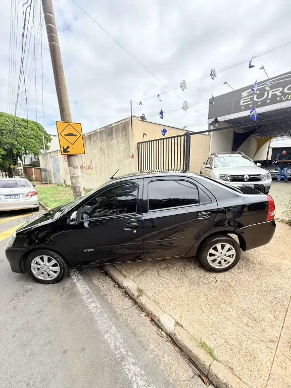 TOYOTA Etios Sedan - Foto