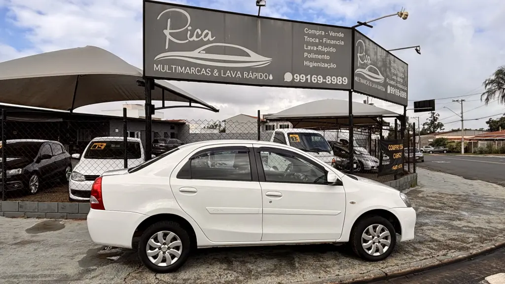 TOYOTA Etios Sedan - Foto