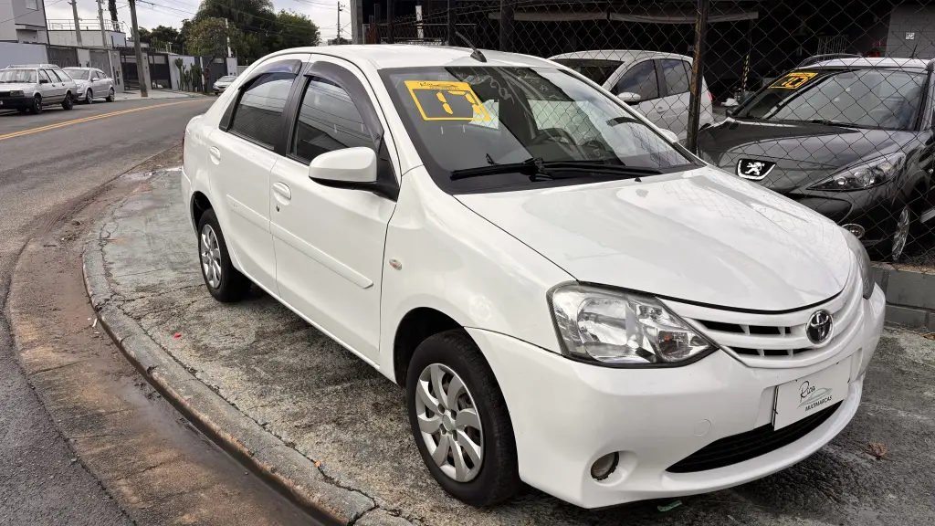 TOYOTA Etios Sedan - Foto