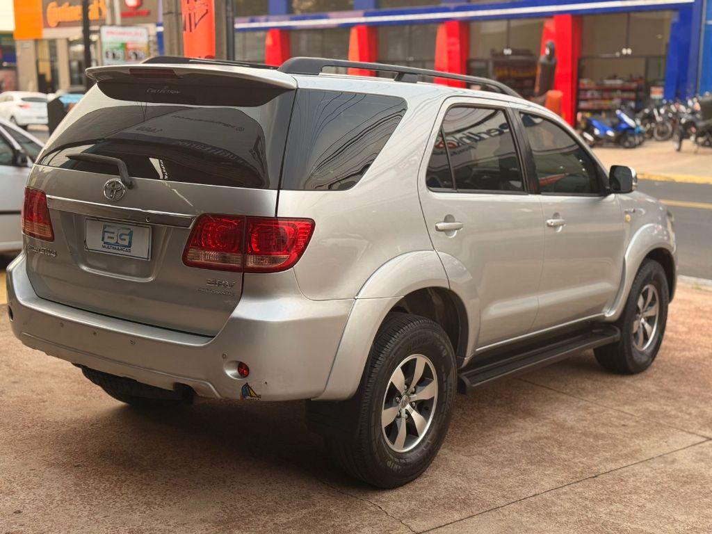 TOYOTA Hilux SW4 - Foto