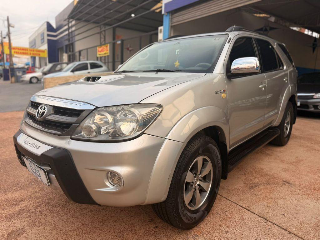 TOYOTA Hilux SW4 - Foto