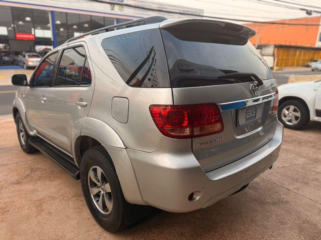 TOYOTA Hilux SW4 - Foto