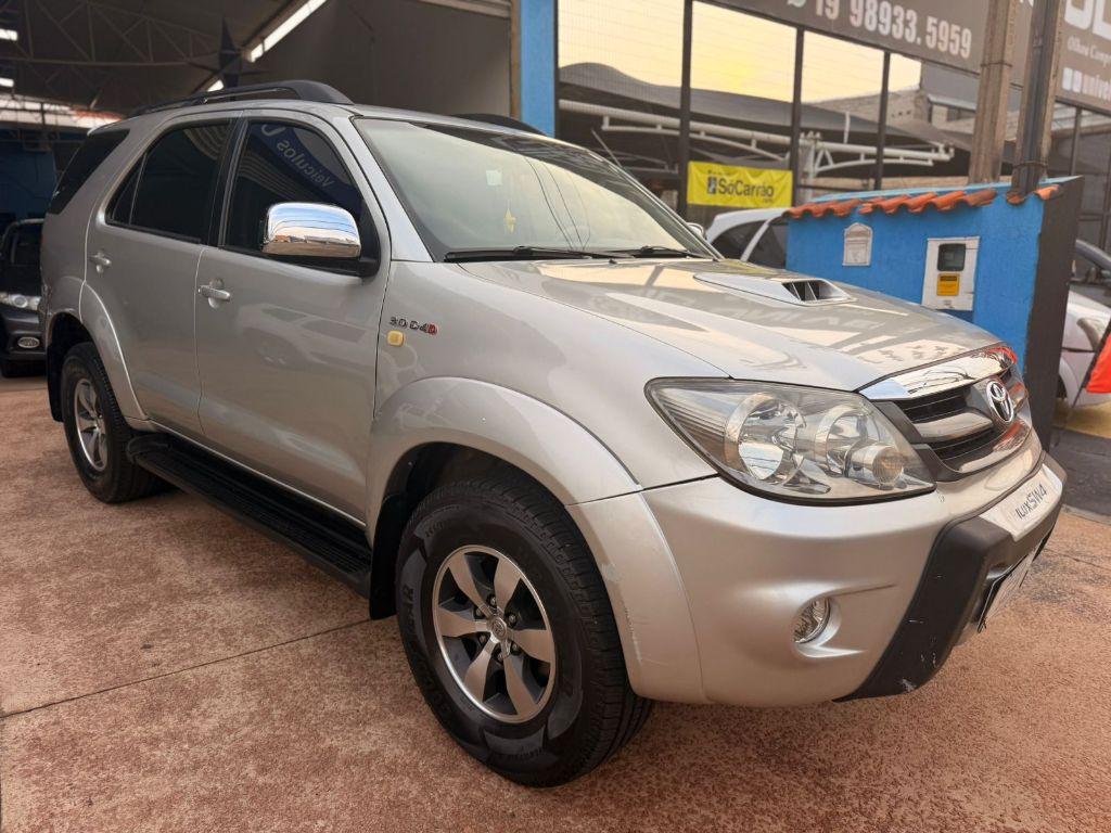 TOYOTA Hilux SW4 - Foto