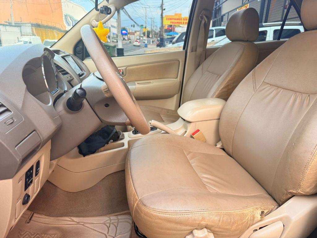 TOYOTA Hilux SW4 - Foto