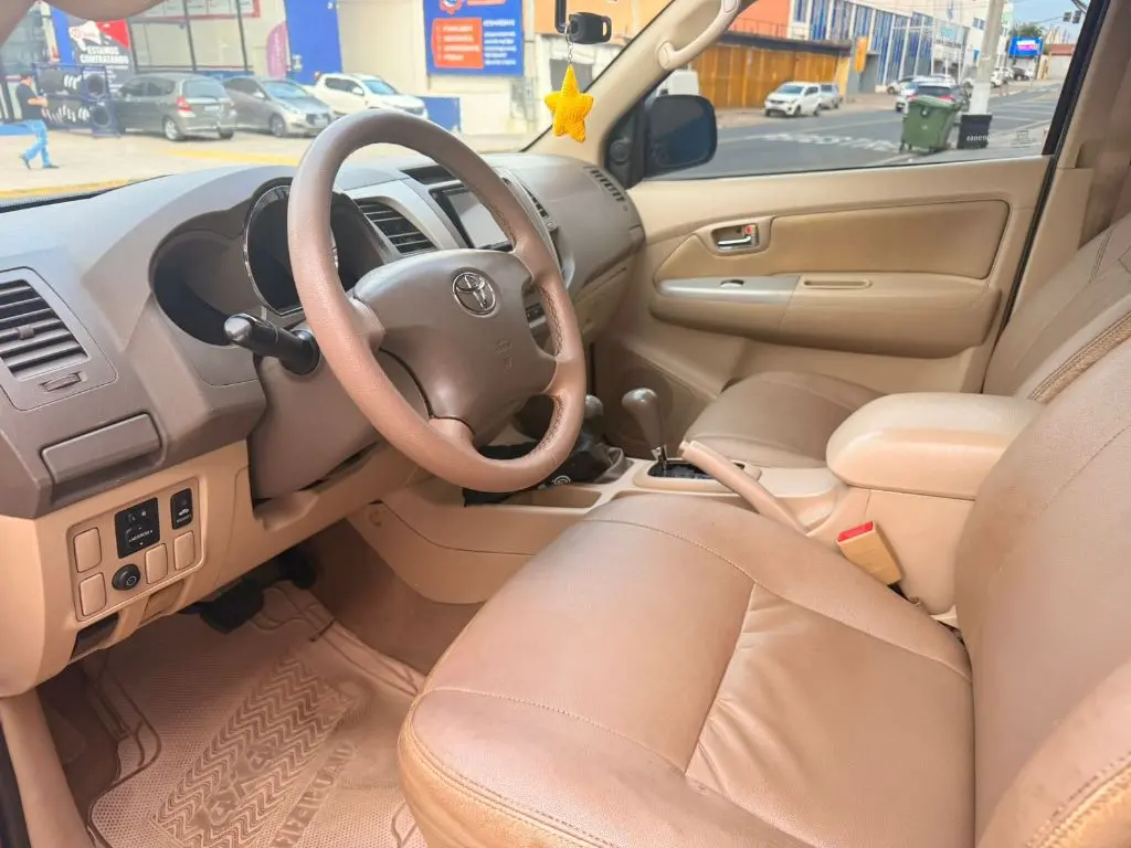 TOYOTA Hilux SW4 - Miniatura