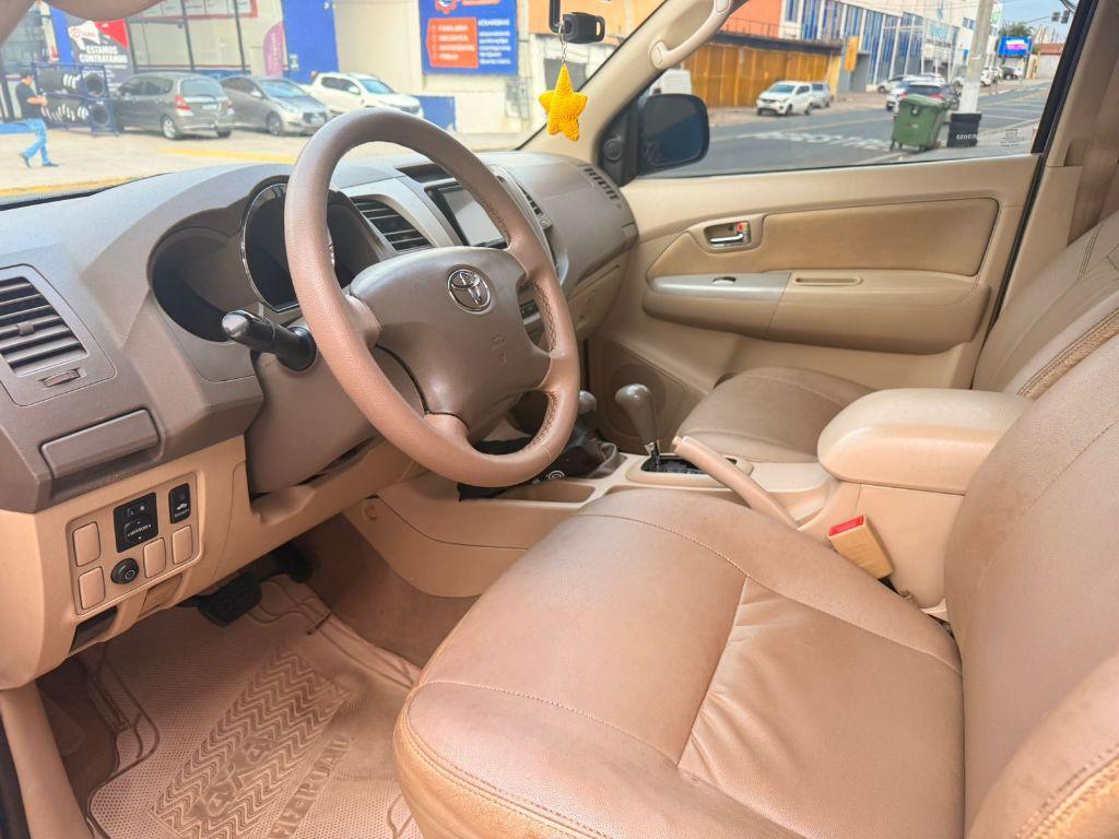 TOYOTA Hilux SW4 - Foto