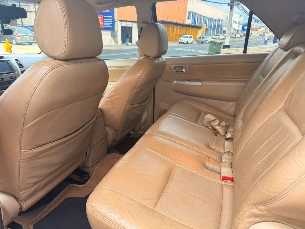 TOYOTA Hilux SW4 - Foto