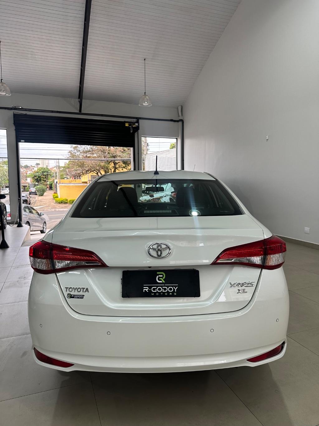 TOYOTA Yaris Sedan - Foto