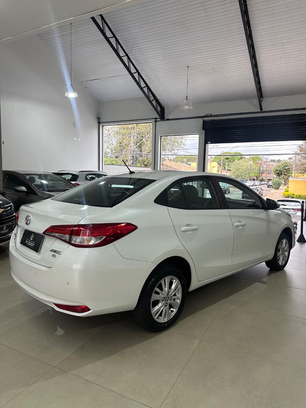 TOYOTA Yaris Sedan - Foto