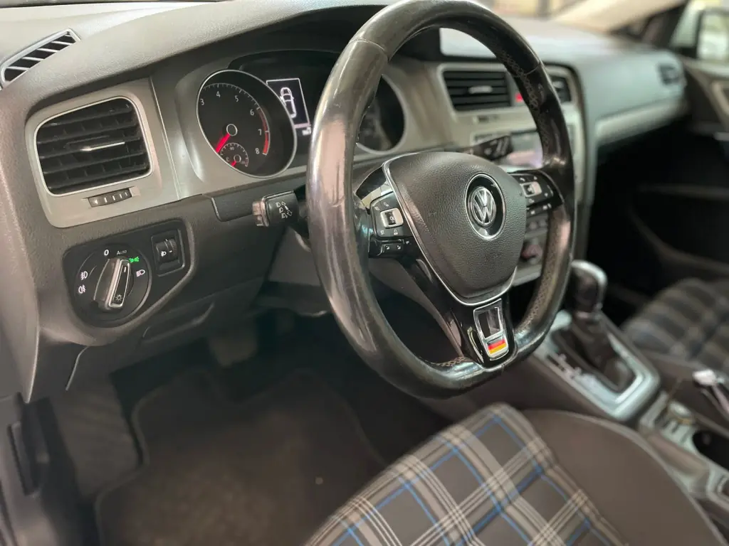 VOLKSWAGEN Golf - Foto