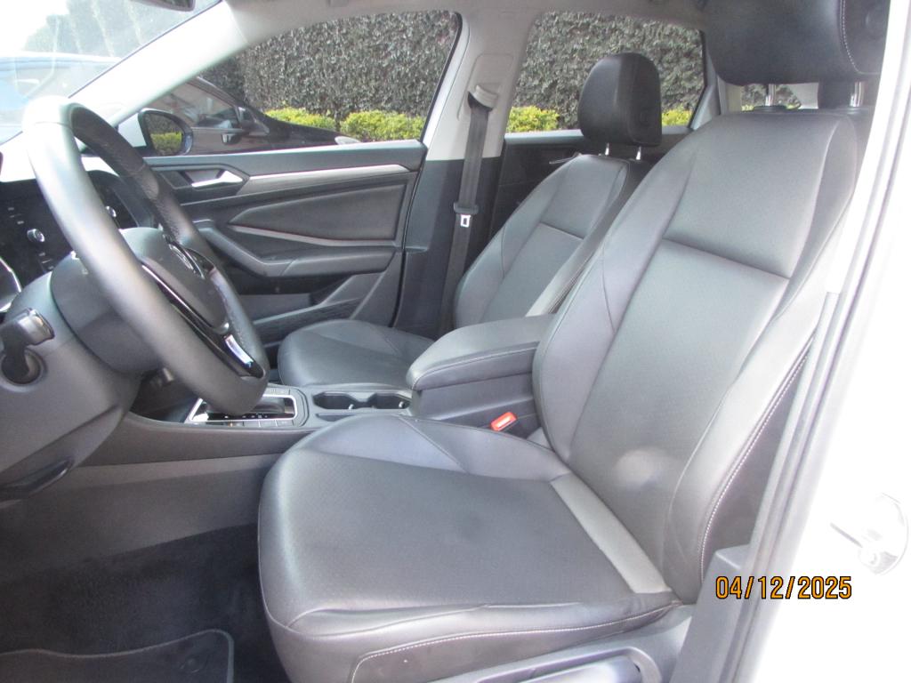 VOLKSWAGEN Jetta - Foto