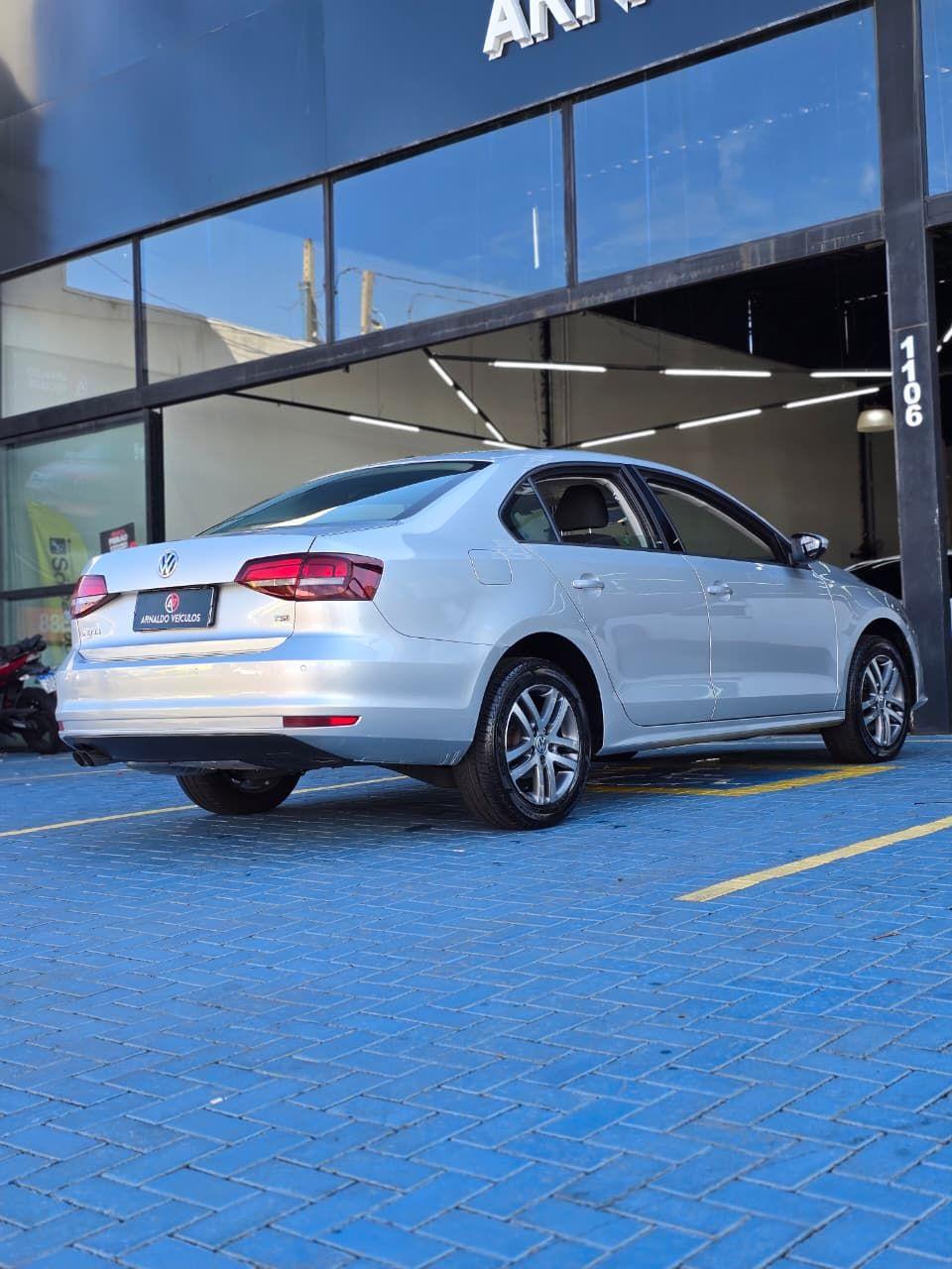 VOLKSWAGEN Jetta - Foto