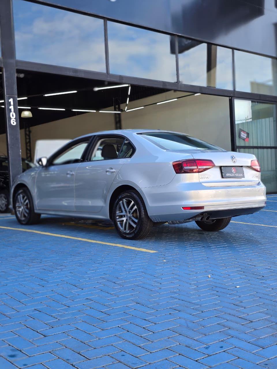 VOLKSWAGEN Jetta - Foto