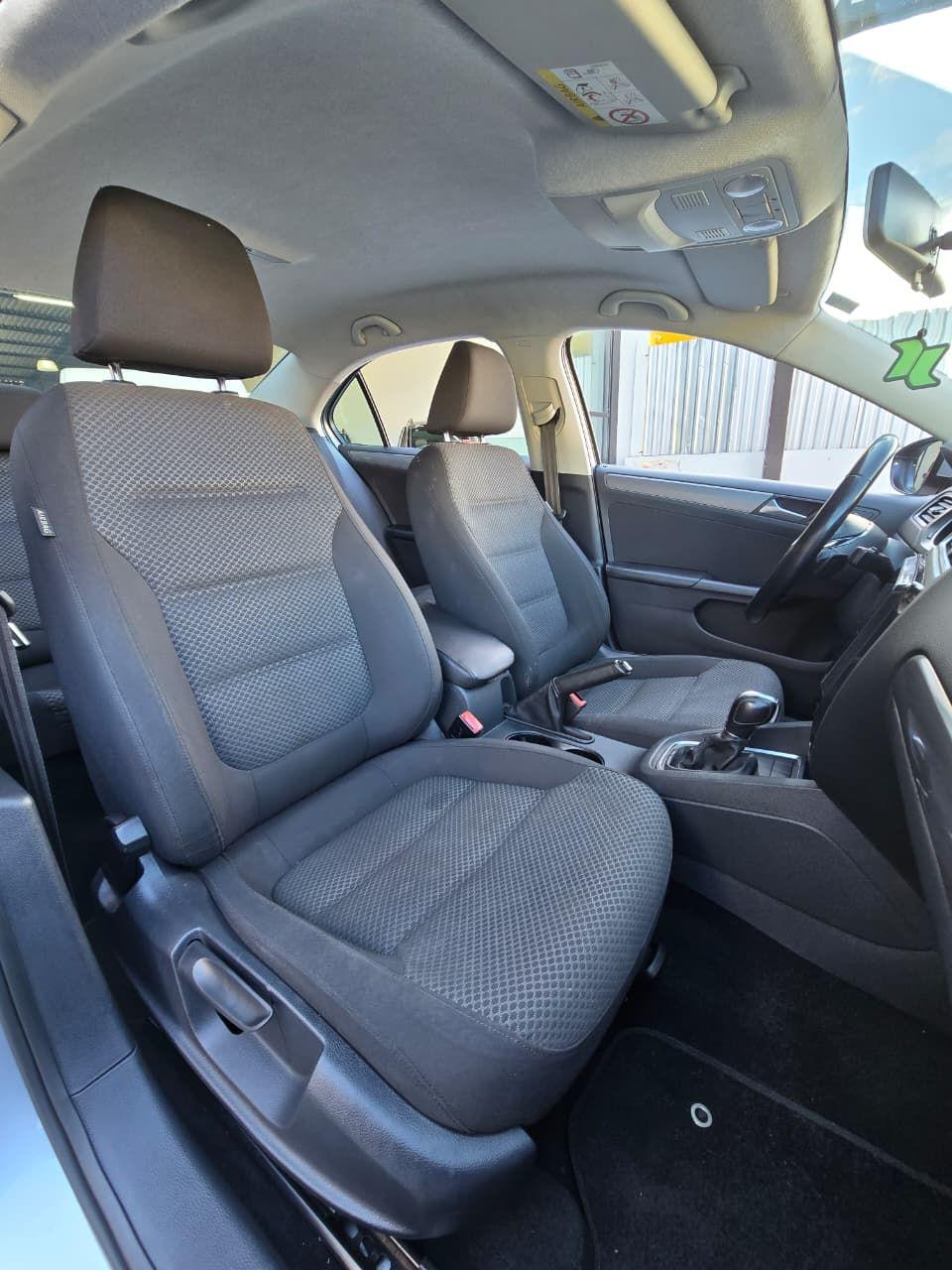 VOLKSWAGEN Jetta - Foto