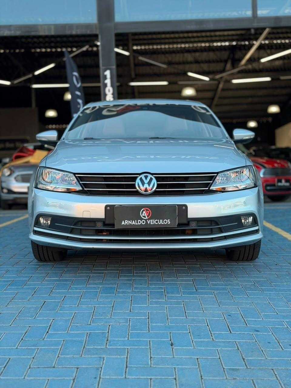 VOLKSWAGEN Jetta - Foto