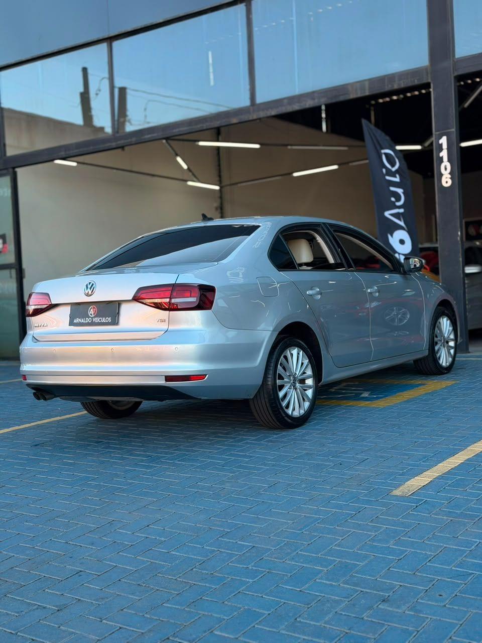 VOLKSWAGEN Jetta - Foto