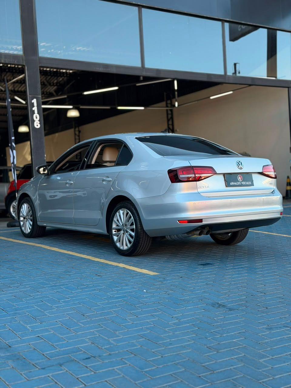 VOLKSWAGEN Jetta - Foto