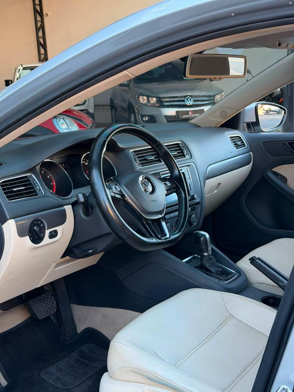 VOLKSWAGEN Jetta - Foto