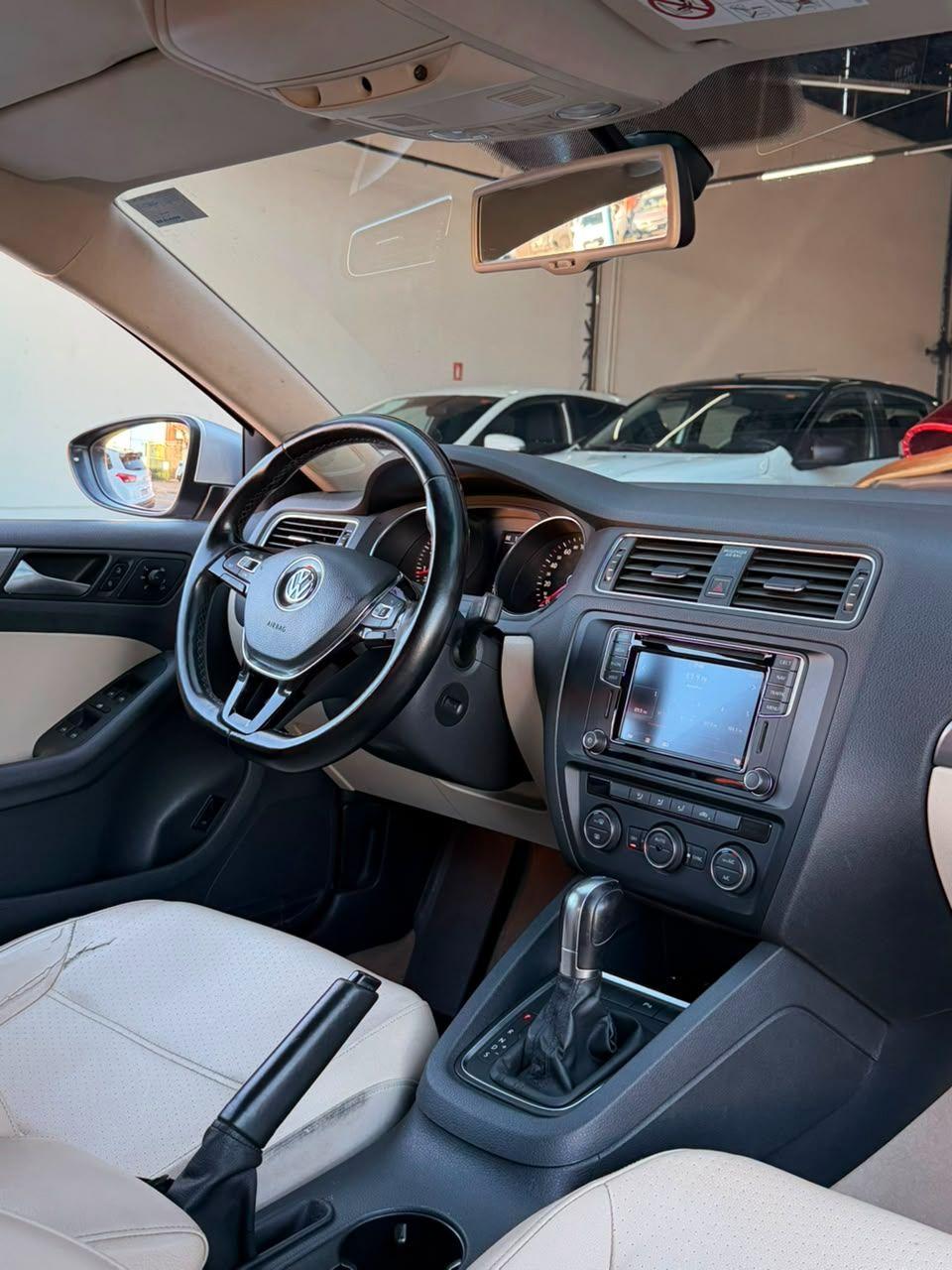 VOLKSWAGEN Jetta - Foto