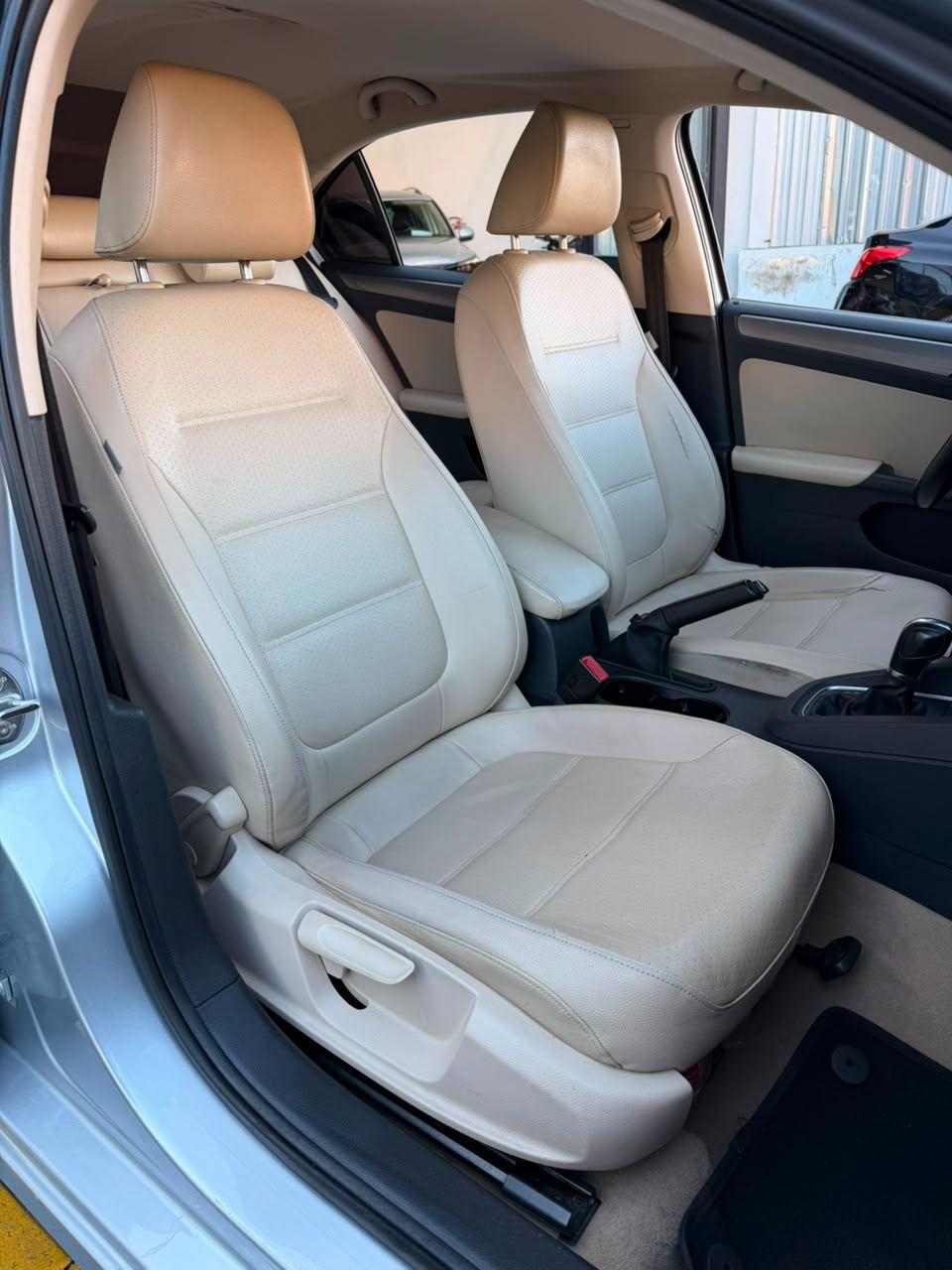 VOLKSWAGEN Jetta - Foto