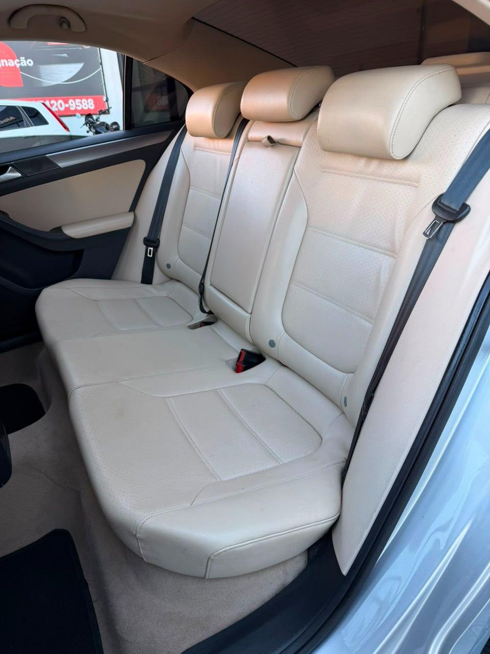 VOLKSWAGEN Jetta - Foto