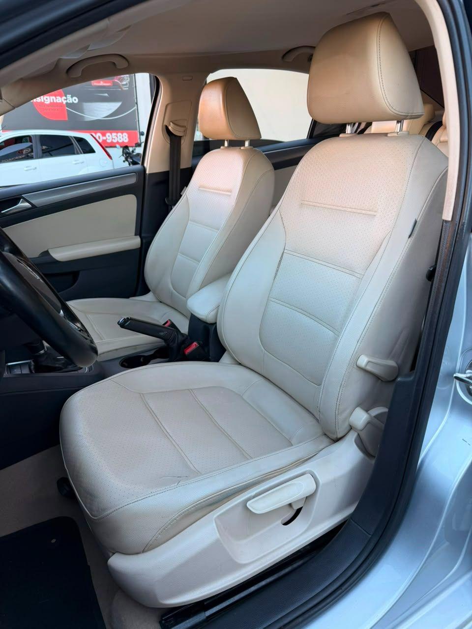 VOLKSWAGEN Jetta - Foto