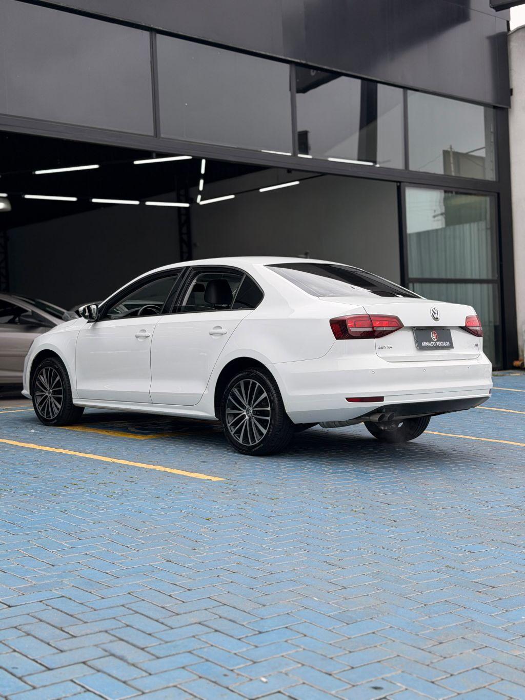 VOLKSWAGEN Jetta - Foto