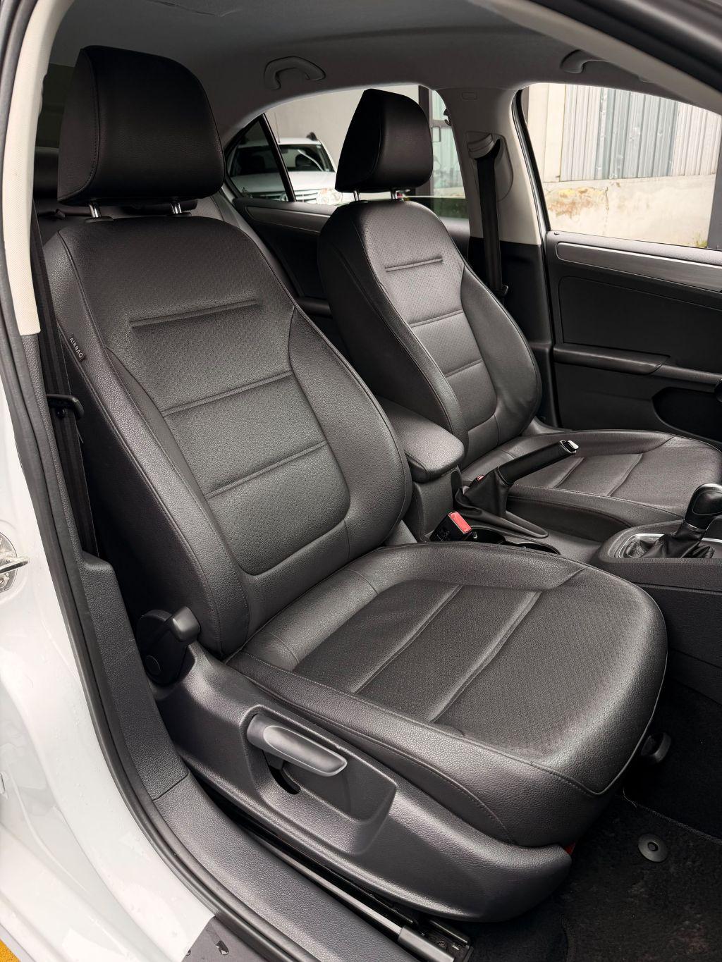 VOLKSWAGEN Jetta - Foto