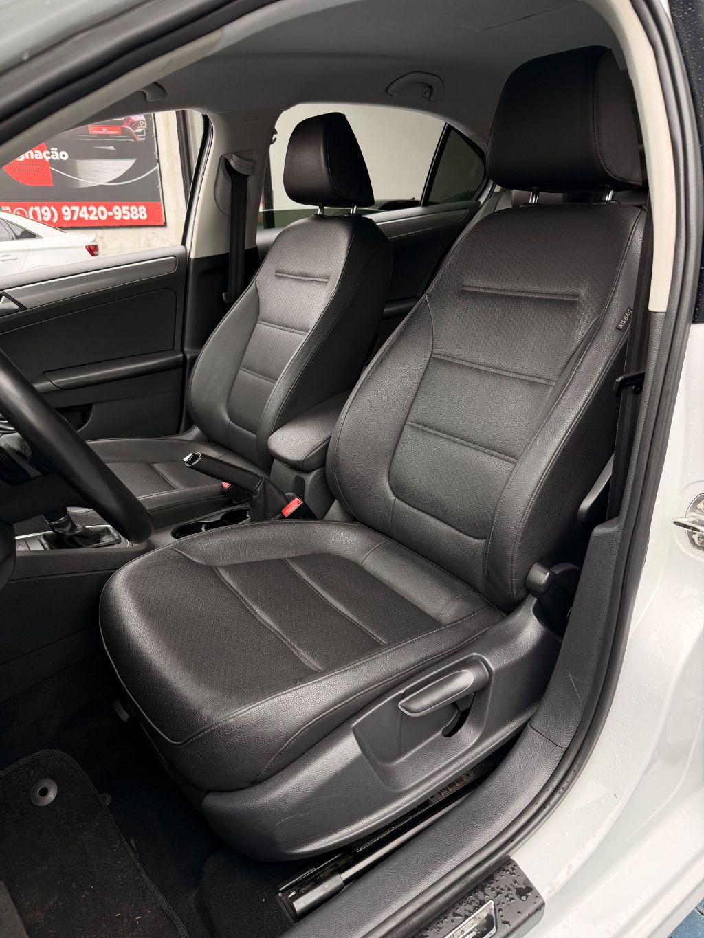 VOLKSWAGEN Jetta - Foto