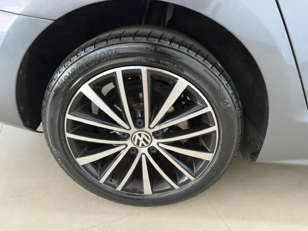 VOLKSWAGEN Jetta - Foto