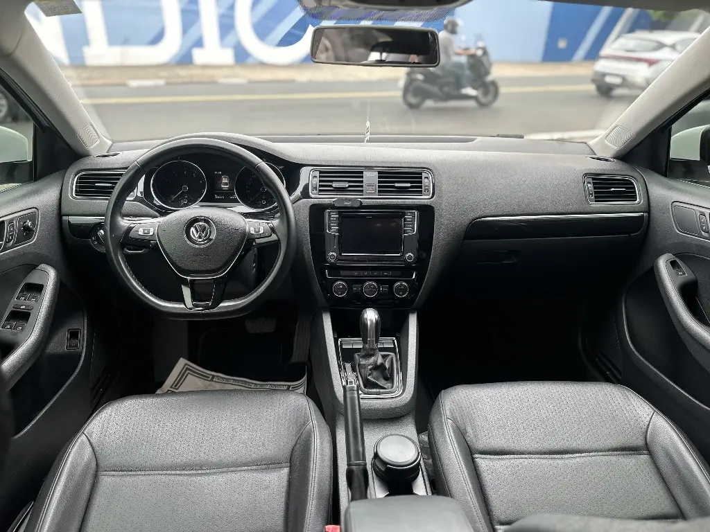 VOLKSWAGEN Jetta - Foto