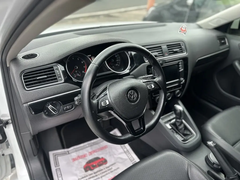 VOLKSWAGEN Jetta - Foto