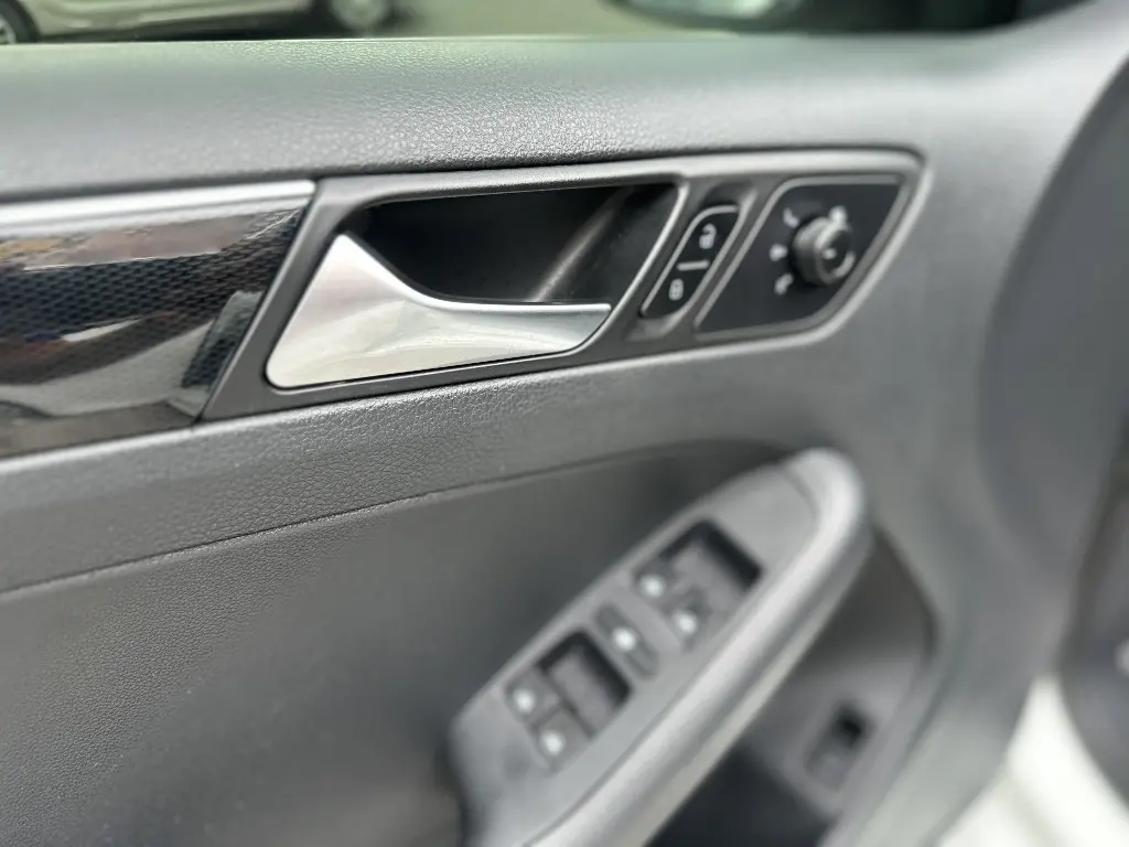 VOLKSWAGEN Jetta - Foto