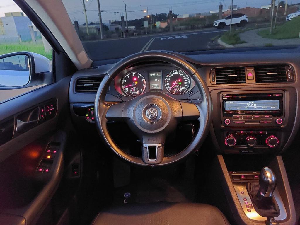 VOLKSWAGEN Jetta - Foto