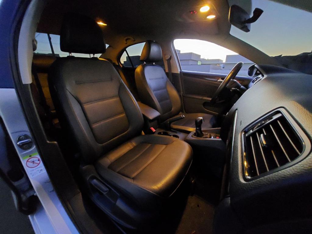 VOLKSWAGEN Jetta - Foto