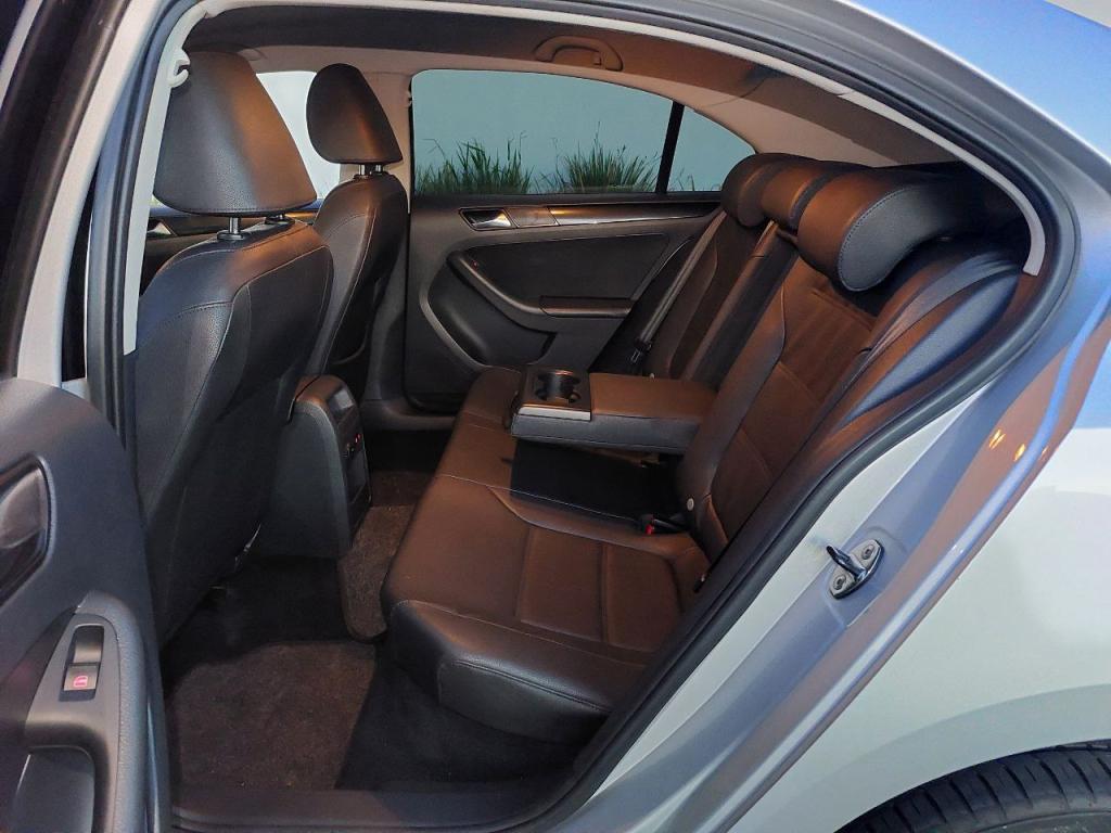 VOLKSWAGEN Jetta - Foto