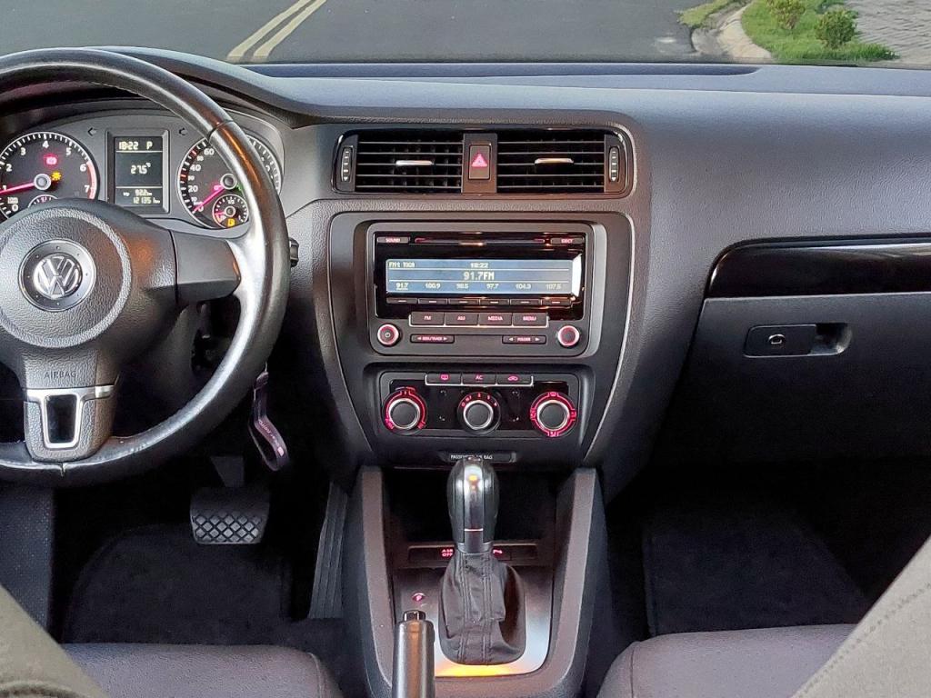 VOLKSWAGEN Jetta - Foto