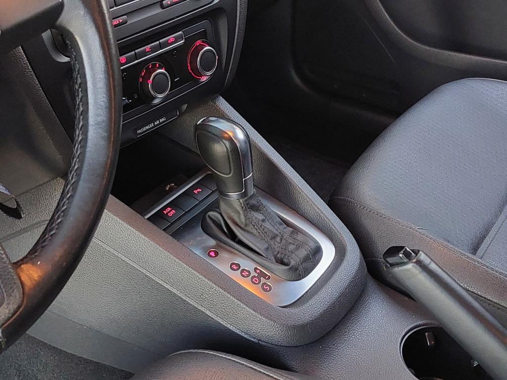 VOLKSWAGEN Jetta - Foto