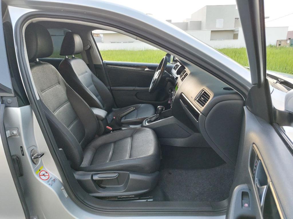 VOLKSWAGEN Jetta - Foto