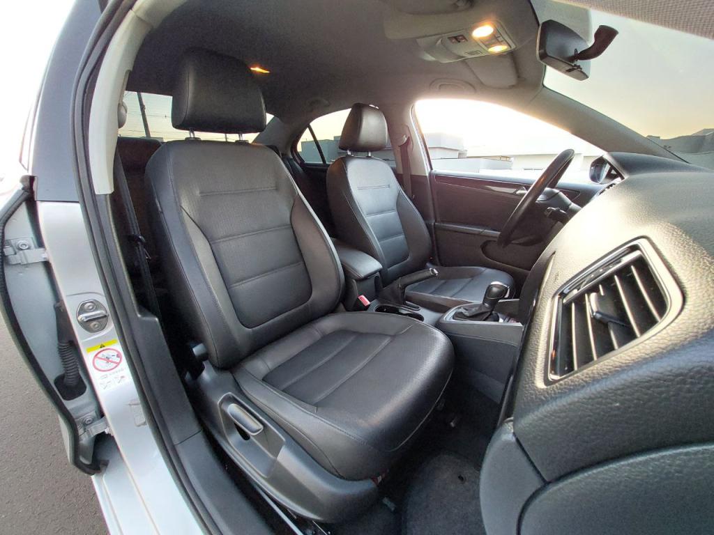 VOLKSWAGEN Jetta - Foto