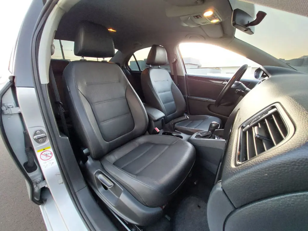 VOLKSWAGEN Jetta - Foto