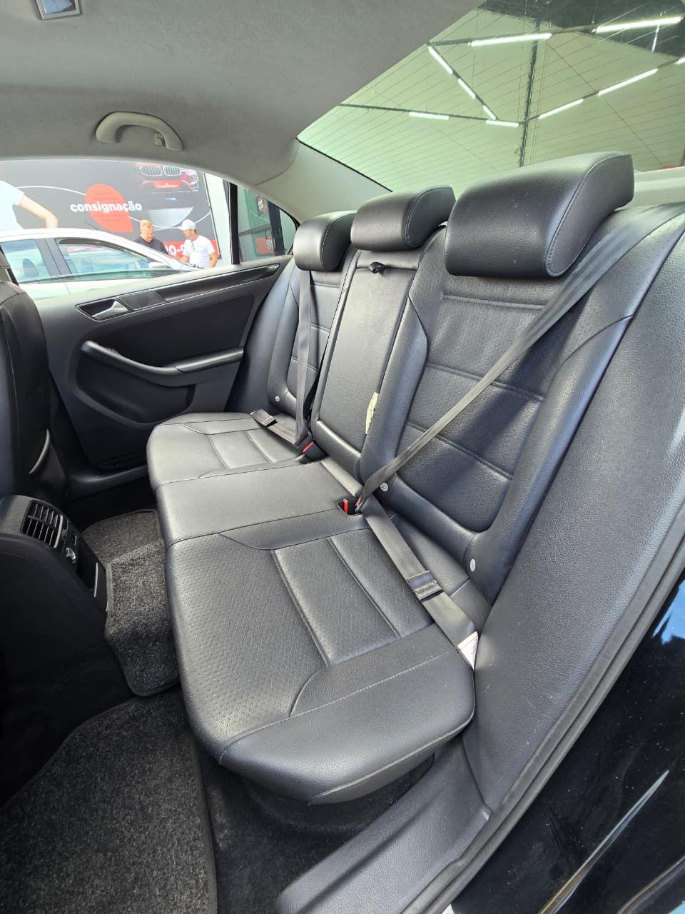VOLKSWAGEN Jetta - Foto