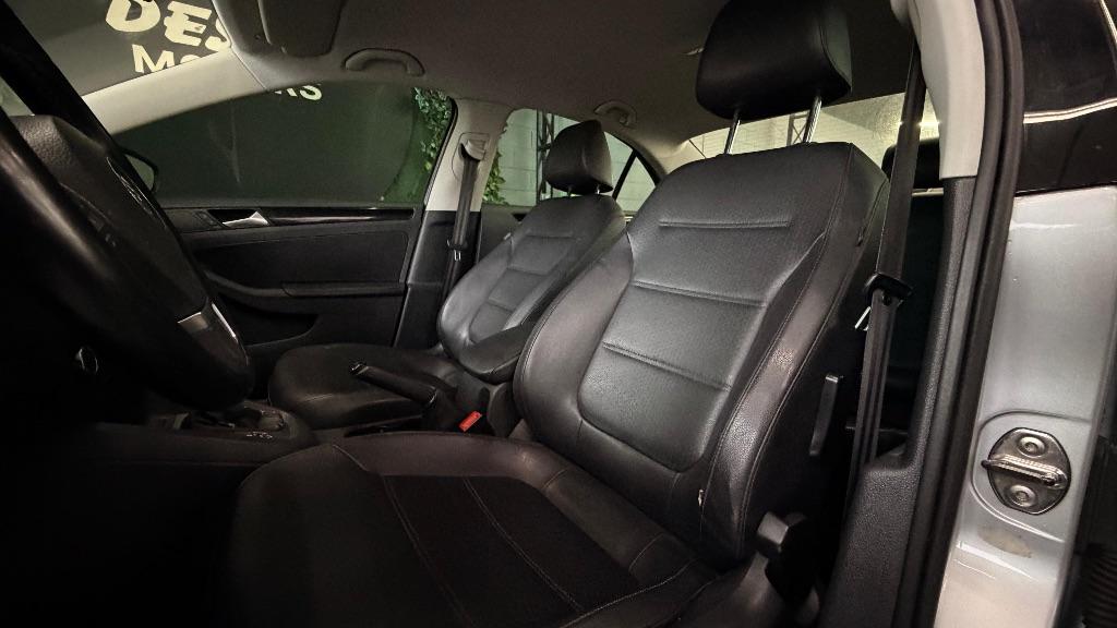 VOLKSWAGEN Jetta - Foto