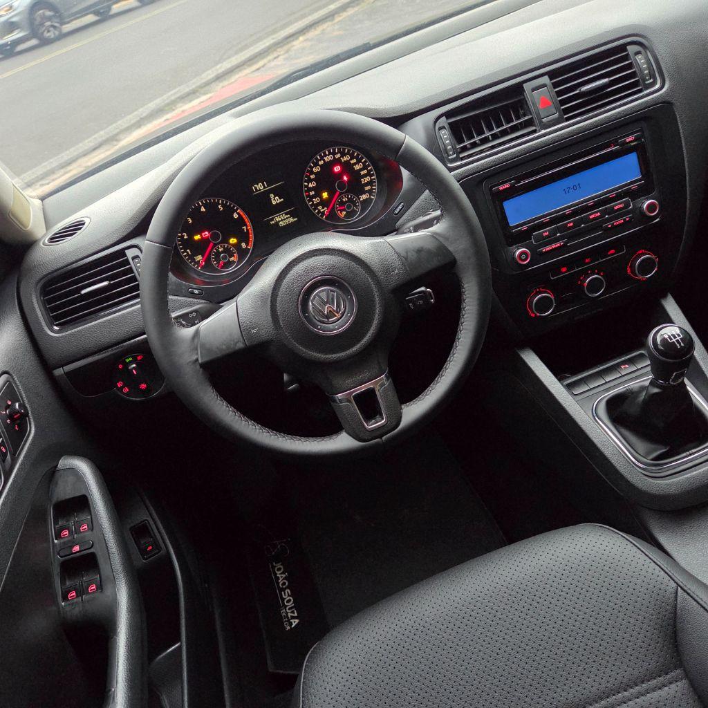VOLKSWAGEN Jetta - Foto