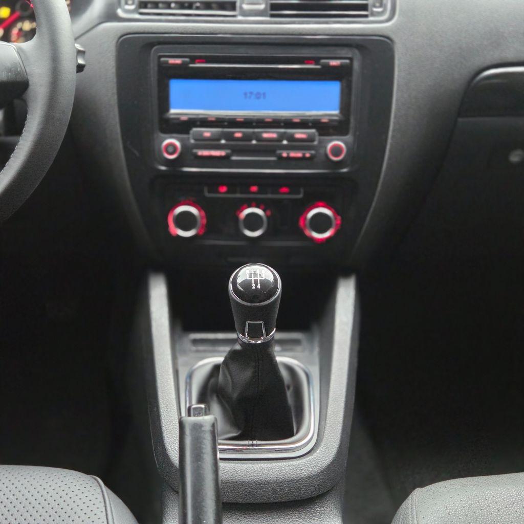VOLKSWAGEN Jetta - Foto