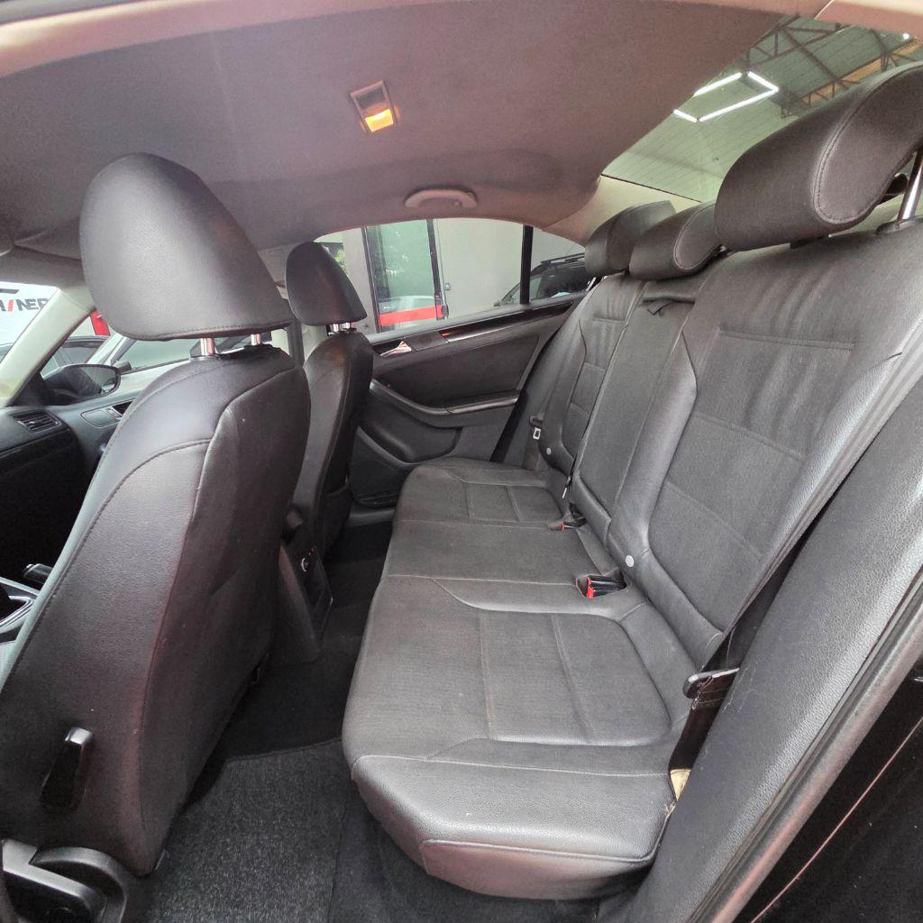 VOLKSWAGEN Jetta - Foto