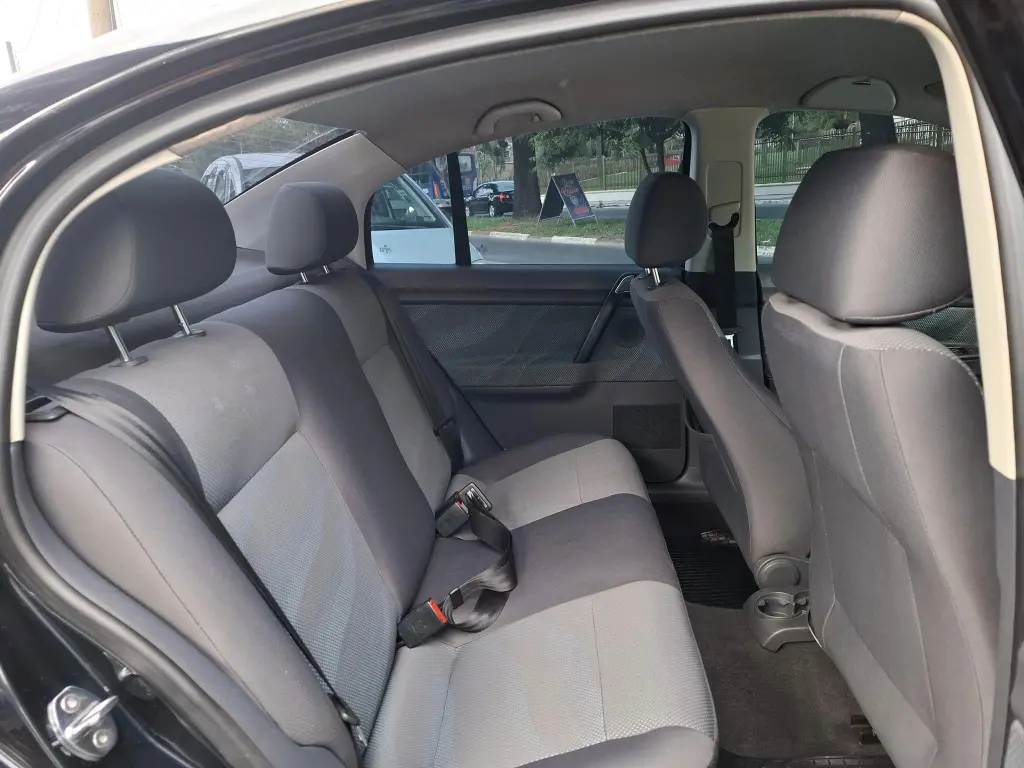 VOLKSWAGEN Polo Sedan - Foto