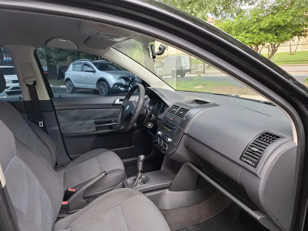 VOLKSWAGEN Polo Sedan - Foto